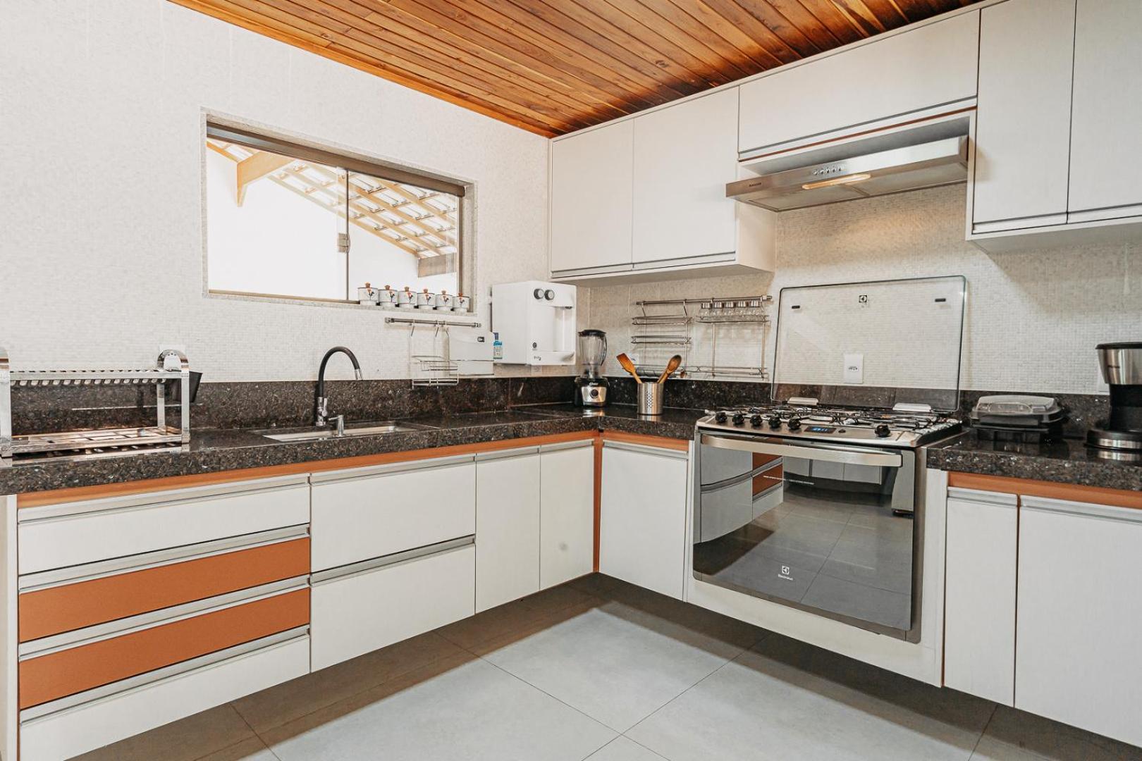 Casadecastelhanos, Quadra Do Mar De Castelhanos, 4 Suites Com Ar, Churrasqueira, Piscina, Hidromassagem, Cozinha Integrada Gourmet Ideal Para Familia E Amigos Anchieta  Bagian luar foto