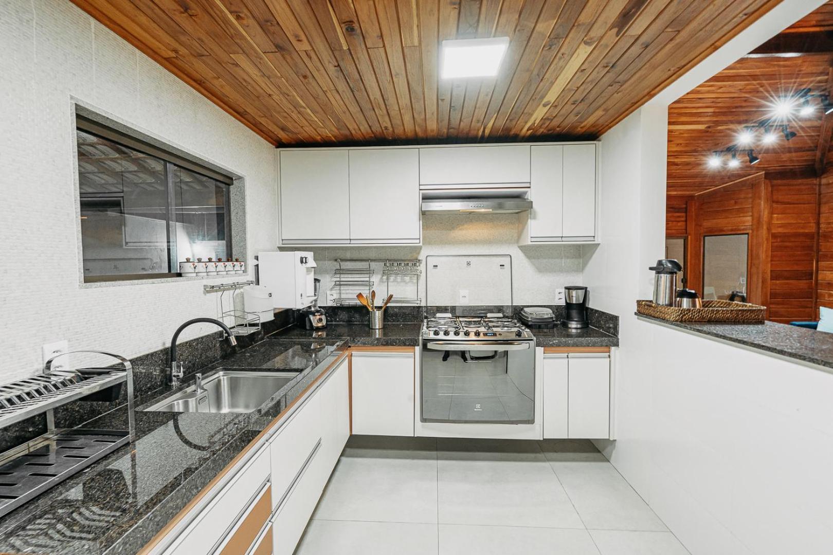 Casadecastelhanos, Quadra Do Mar De Castelhanos, 4 Suites Com Ar, Churrasqueira, Piscina, Hidromassagem, Cozinha Integrada Gourmet Ideal Para Familia E Amigos Anchieta  Bagian luar foto